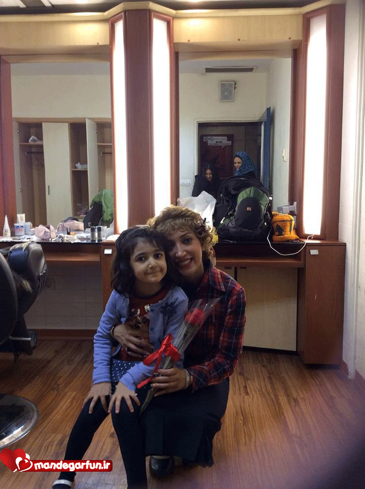 عکس جدید نگار عابدی و دخترش در پشت صحنه تئاتر